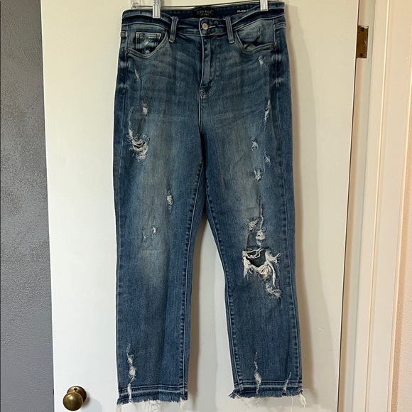 Judy Blue Cropped Jeans in Faded Blue - Picture 1 of 10